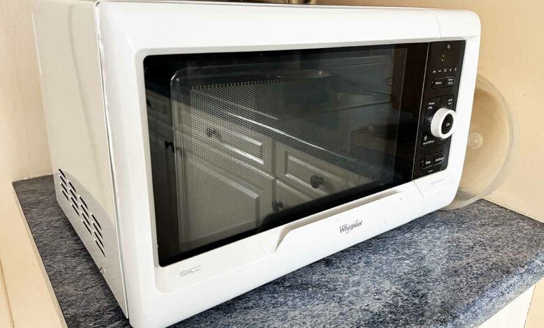 Utiliser ser le micro-ondes pour réchauffer ses plats est plus rapide, et donc plus économe.