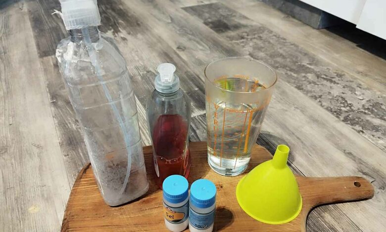 Un pulvérisateur, du sel, du liquide vaisselle, de l'eau, et votre désherbant est prêt !