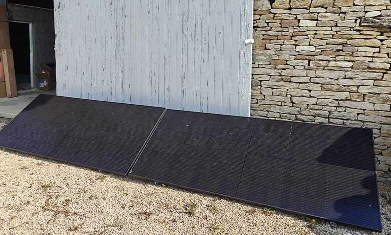 Une installation avec deux panneaux solaires plug and play.