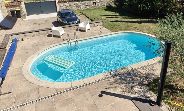 Une piscine dans le jardin.