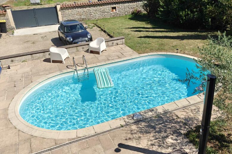 Une piscine dans un jardin.