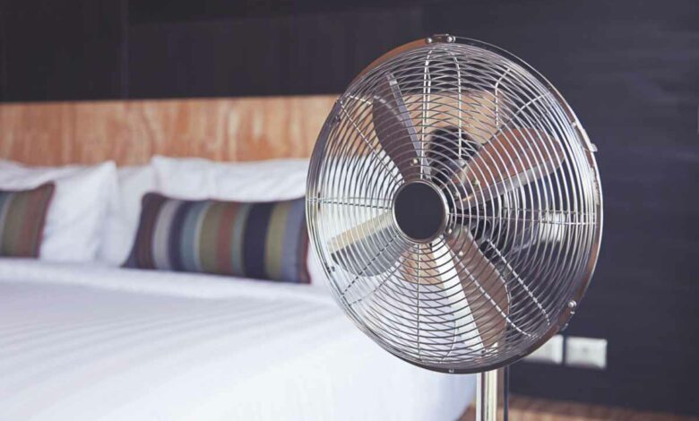 Dormir avec un ventilateur allumé pour supporter la chaleur.