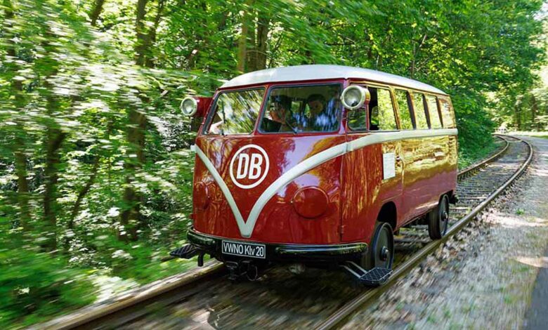 Un van Volkswagen T1 sur rail reprend du service.