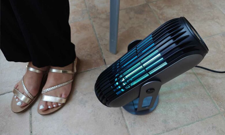 Attire, aspire et grille les moustiques.
