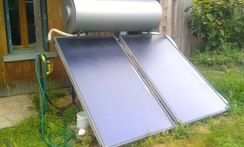 Un chauffe-eau solaire équipé de deux panneaux photovoltaïque.