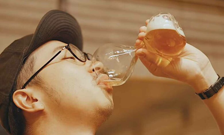 Une marque de bière crée un verre pour boire plus lentement.