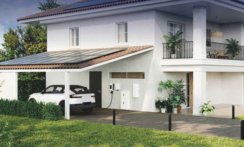 Une batterie résidentielle spécialement conçue pour stocker le surplus d'énergie produit par les panneaux solaires.