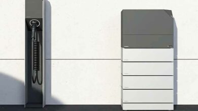 Une solution de stockage résidentielle capable d'intégrer un chargeur de VE.