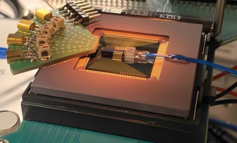 Modulateur SSB photonique en silicium à un canal, conditionné optiquement et électriquement, montrant un réseau de rainures en V pour les lignes optiques et des liaisons par fil pour le courant continu et la RF sur la carte de circuit imprimé.