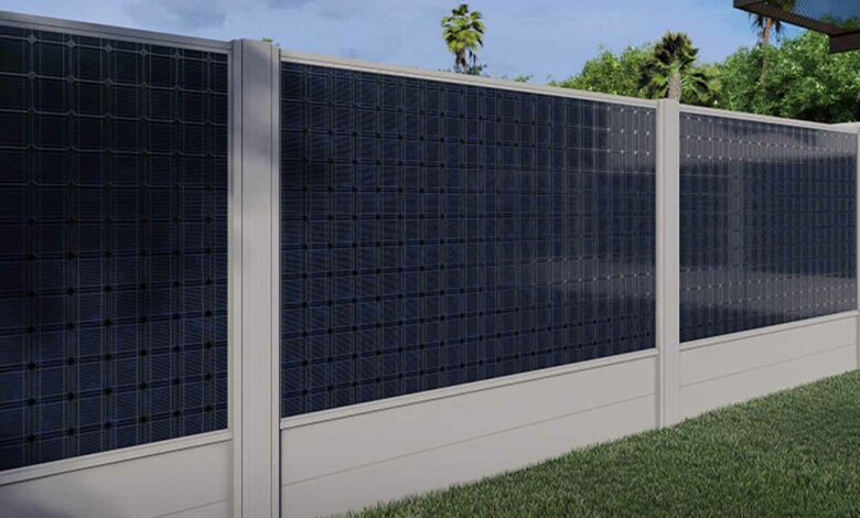 Une clôture aluminium avec des panneaux solaires intégrés.