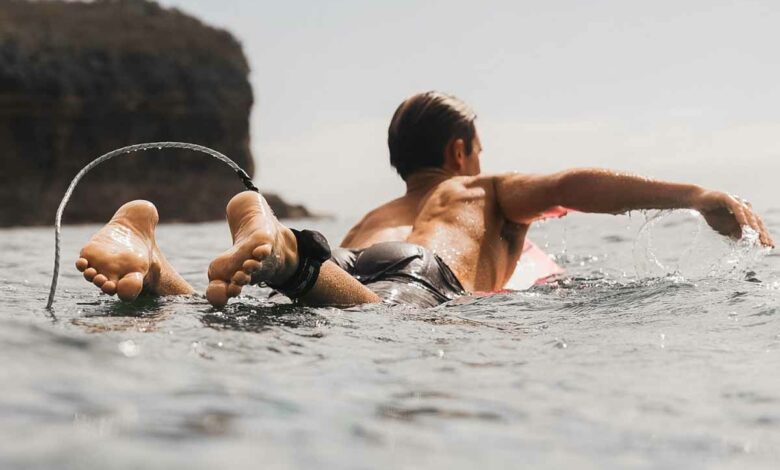Un leash pour les surfeurs qui émet des ondes pour repousser les requins.