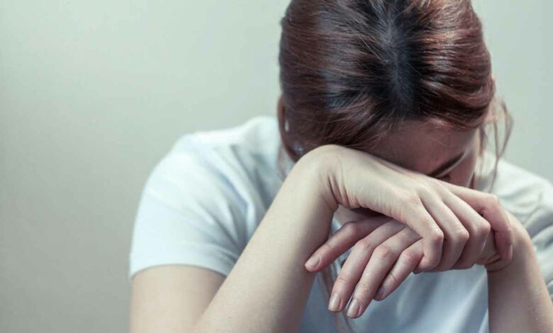 La dépression touche de nombreuses personnes et entraine parfois des symptômes comme des douleurs physiques.