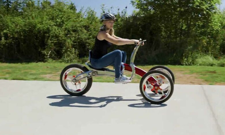 Un tricycle à assistance électrique ou l'on doit « pomper » avec ses bras et ses jambes pour avancer.