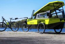 Une remorque de vélo autoalimentée qui se transforme en bateau et couchage.