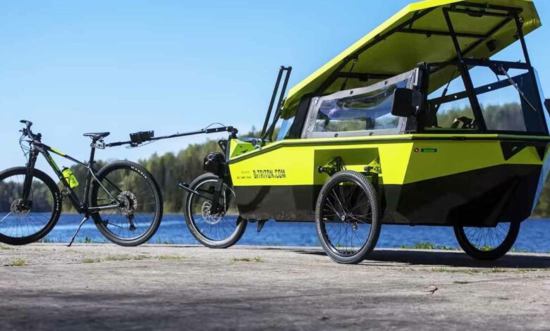 Une remorque de vélo autoalimentée qui se transforme en bateau et couchage.
