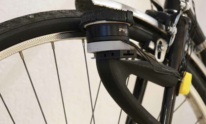 La dynamo fourche pour fournir de l'électricité en roulant.
