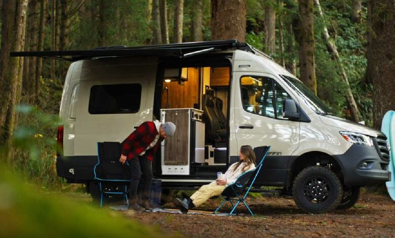 Un van aménagé Construit sur un châssis Mercedes Benz AWD.