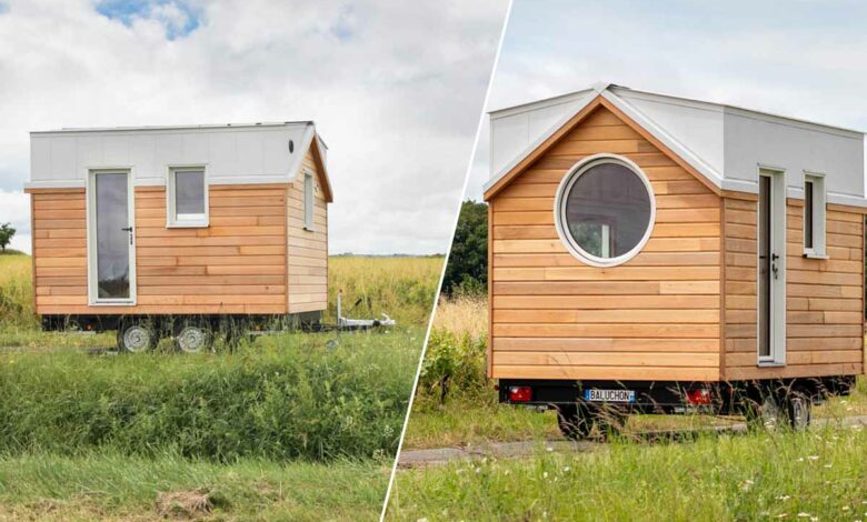 Une tiny house compacte et minimaliste avec un grand hublot.