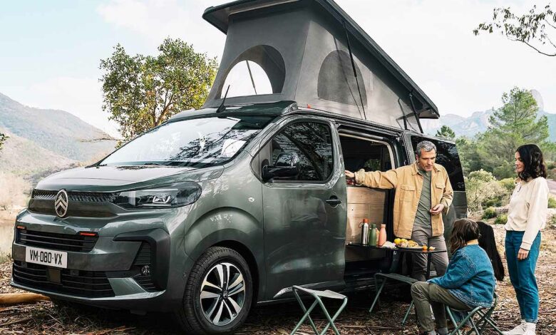Le Citroën Holidays dispose d'une tente de toit qui permet un couchage pour 4 personnes au total.