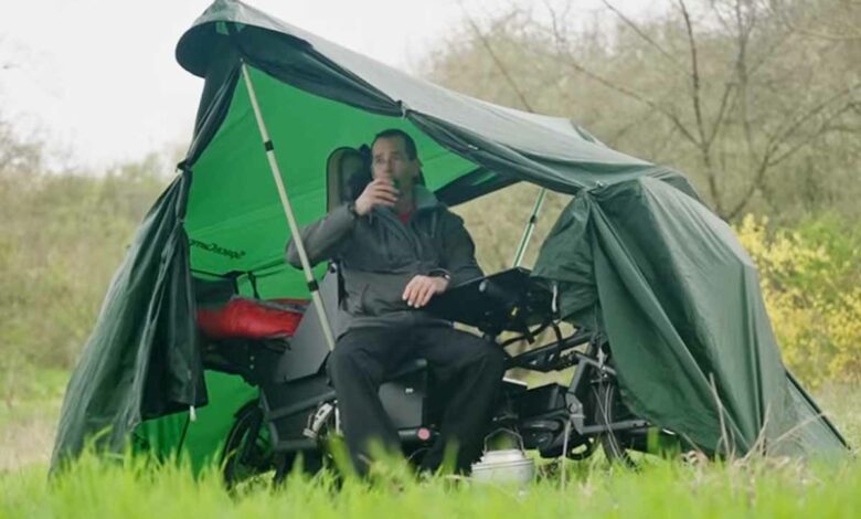 Un vélo avec un lit et une tente de camping.