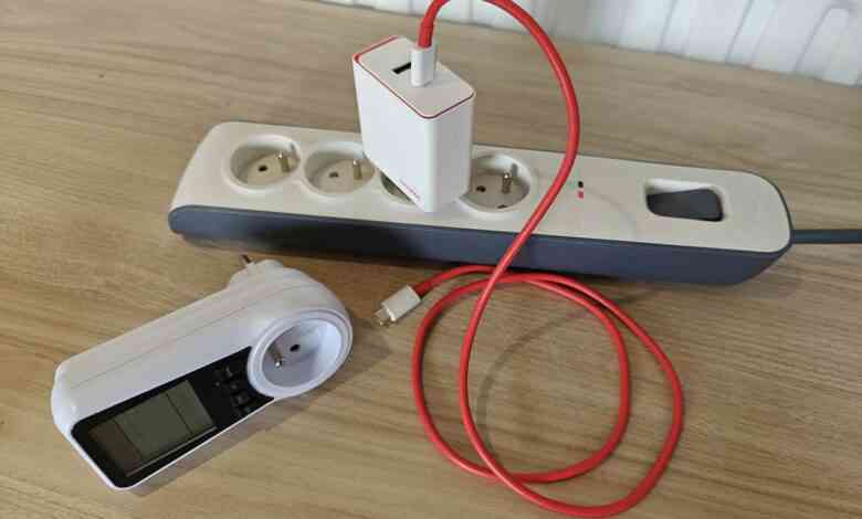 Nous avons mesuré la consommation de quatre chargeurs de smartphone débranchés.