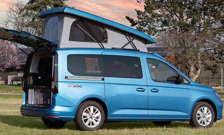 Un petit van aménagé avec un toit relevable et de nombreux aménagements, idéal pour de belles escapades.