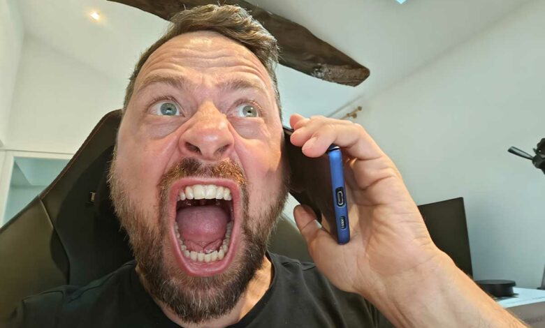 Un homme en a marre du démarchage téléphonique.