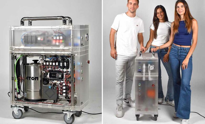 La batterie résidentielle à hydrogène solide ATOM H2 et l'équipe de créateurs.