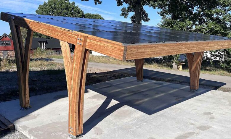 Un carport solaire en bois pour le parking et la recharge de véhicule.