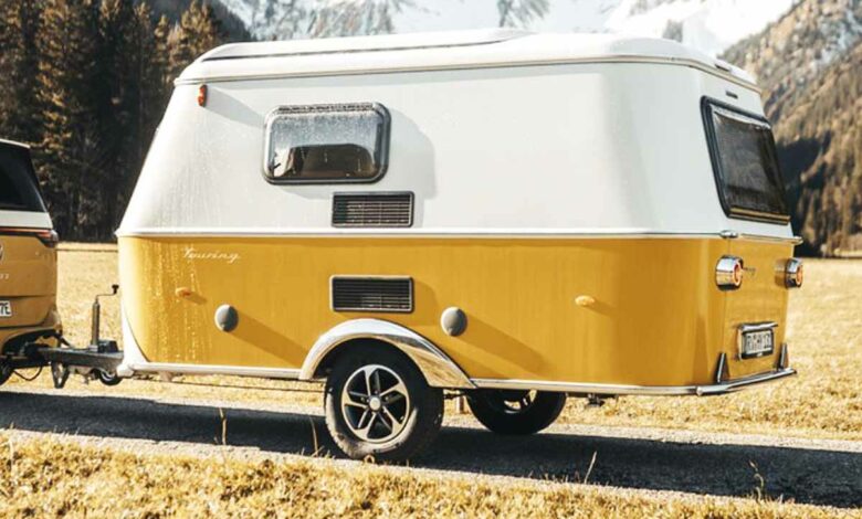 Une caravane jaune au look rétro très séduisant.