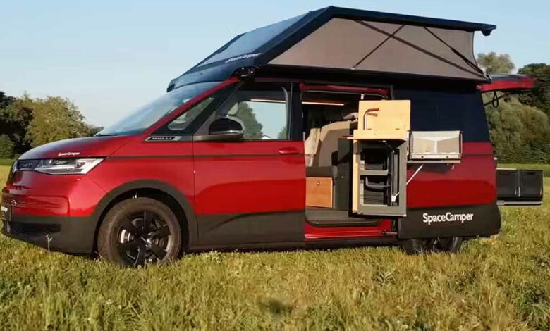 Un toit relevable qui offre un espace supplémentaire pour le couchage ou le rangement.