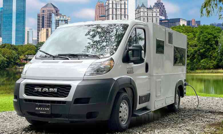 Le modèle de van aménagé Access de Maxvan se distingue par un élargissement de la carrosserie, lui donnant un aspect atypique.