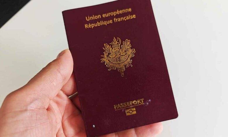 Un passeport Français pour voyager à l'étranger.