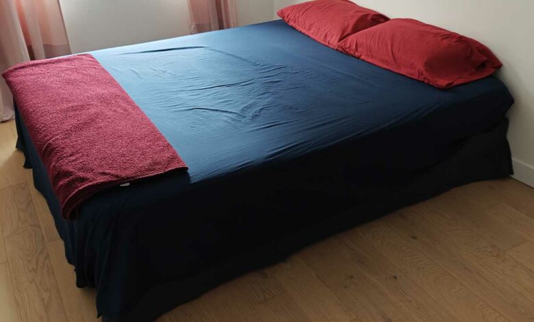 Le lit complètement monté.