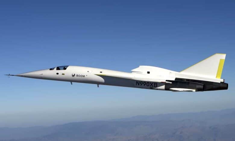 L'avion XB-1 de Boom Supersonic lors de'un vol d'essai.