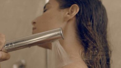 Une femme sous la douche.