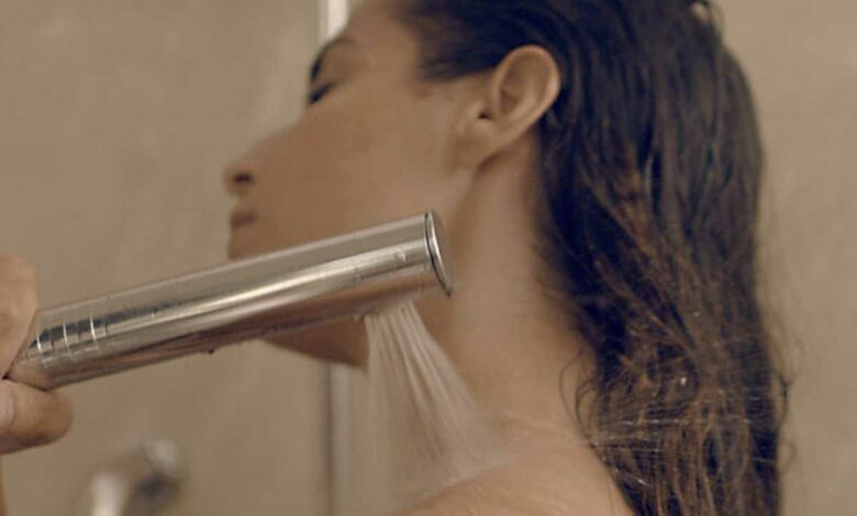 Une femme sous la douche.