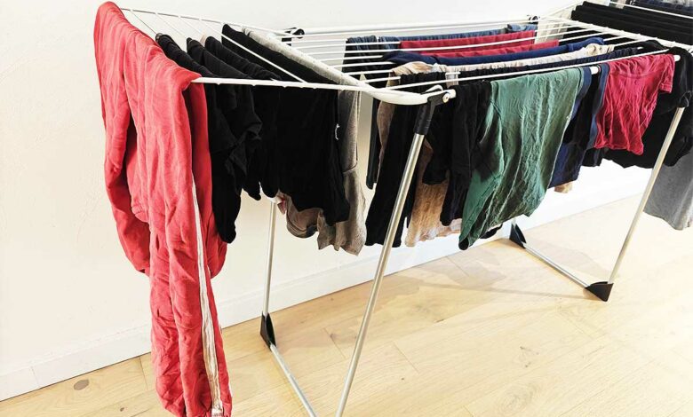 Les japonais utilisent une méthode appelée arc-en-ciel pour disposer leur linge sur un étendoir.