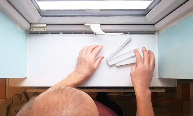 Un homme installe un panneau Thermocill.