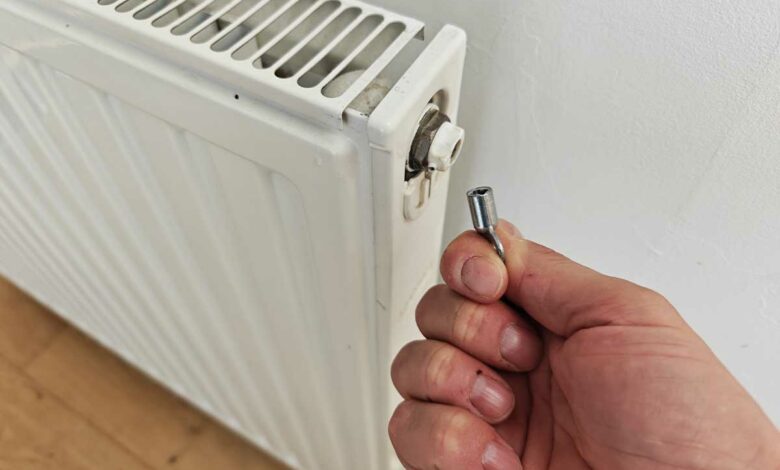 La vis de purge de vos radiateurs permet de vider l'air du circuit de chauffe, et ainsi optimiser votre système de chauffage.