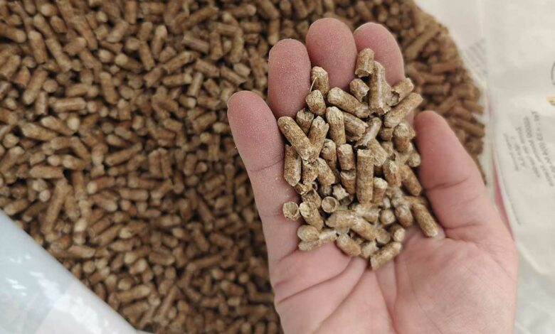 Il est indispensable de tamiser ses pellets de leurs poussières pour une combustion optimale et pour préserver son poêle à bois.