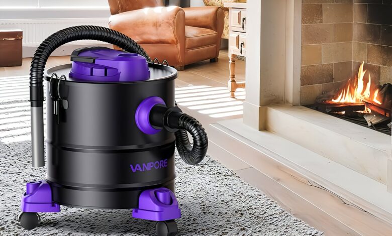 Aspirateur pour cendres devant une cheminée.