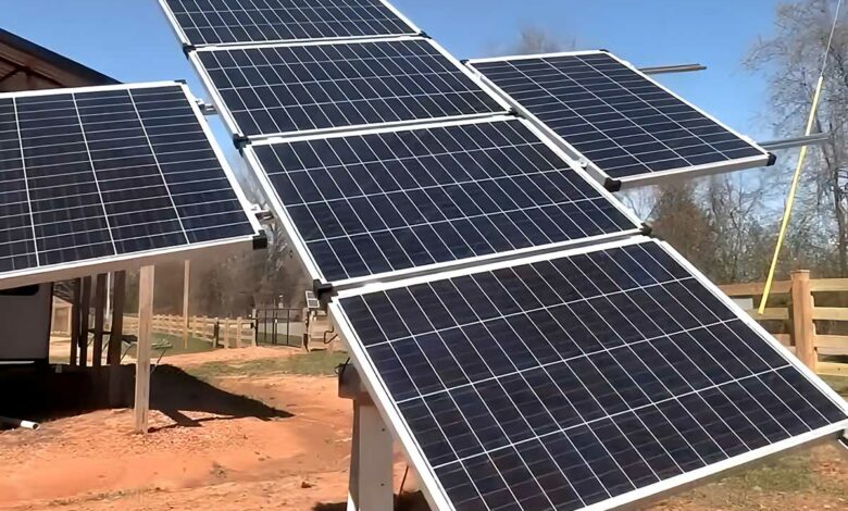 Un tracker solaire avec six panneaux solaires installés.