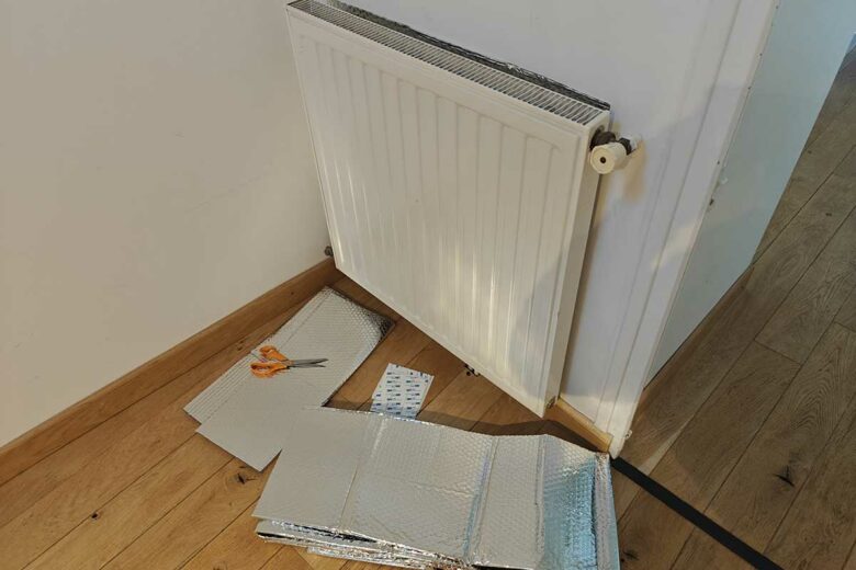 Un radiateur avec un isolant aliminisé.