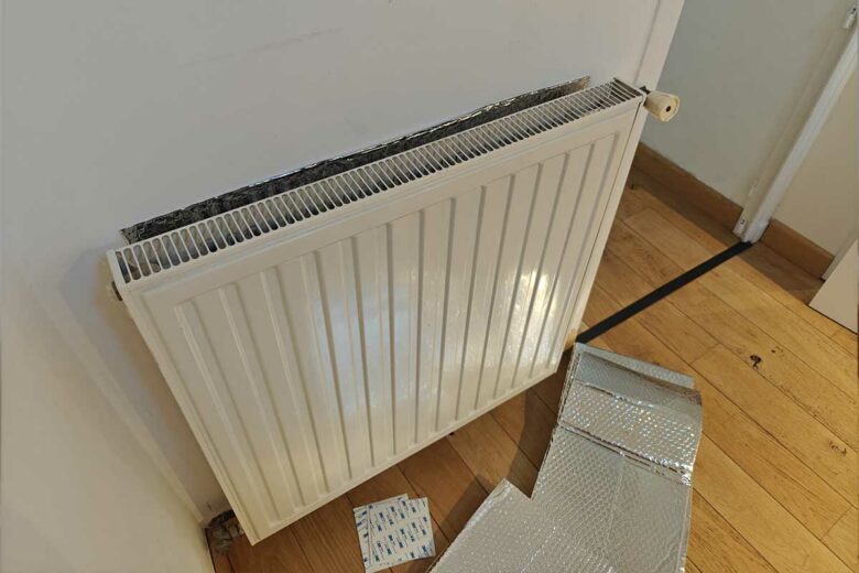 Un radiateur avec des panneaux isolants en aluminium.