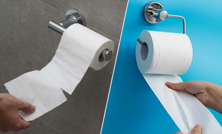 Papier toilette qui se déroule vers l'avant et vers l'arrière.