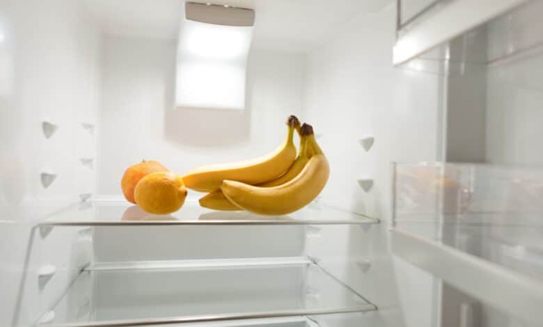 Des fruits dans un réfrigérateur.