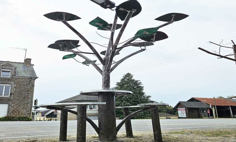 Un arbre solaire qui permet de recharger ses appareils électroniques.