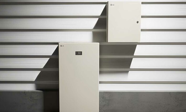 Batterie résidentielle LG montée sur un mur extérieur.