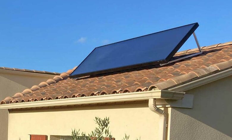 Un capteur solaire sur une toiture pour un chauffage d'appoint autonome.